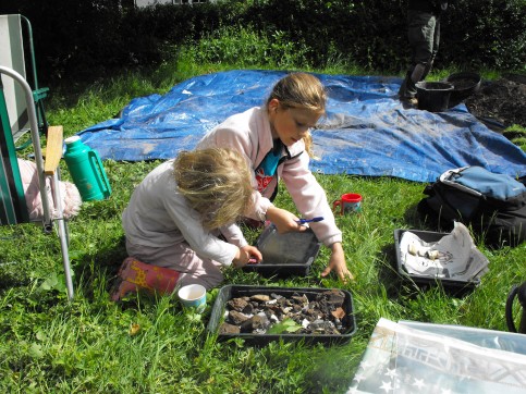 2013 Young helpers washing the finds.