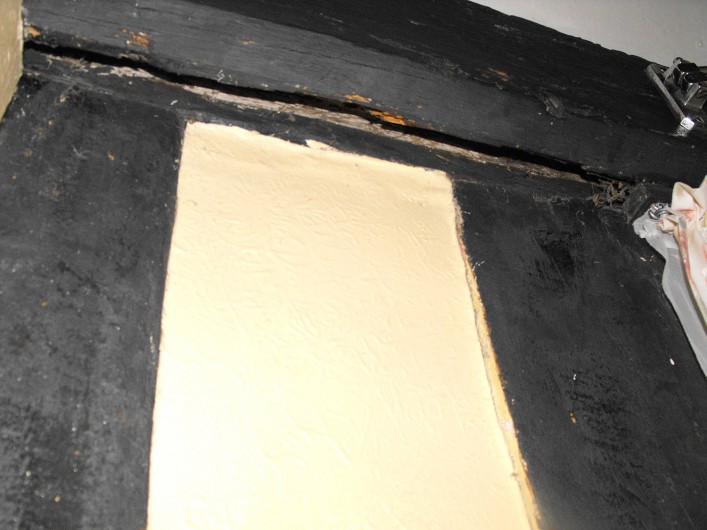 Picture of shutter groove cut into the inserted wall plate. The wall plate was fixed to the inside of the wall when the open hall was floored in and supports the joist ends.