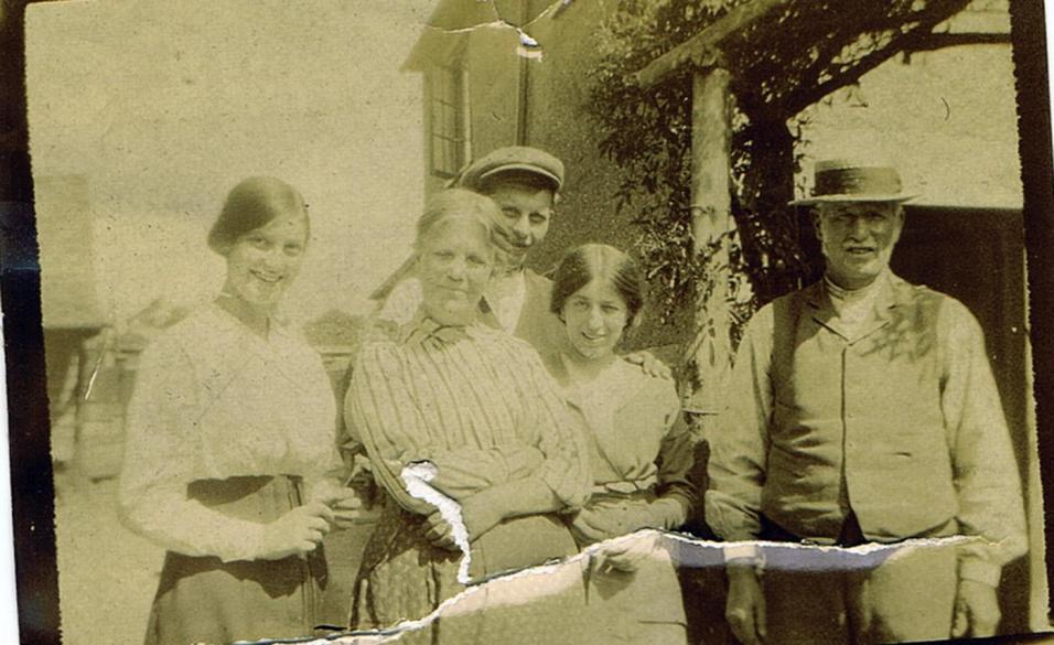 Rose, Caroline,Harry, John Hansdcombe outside Woodbine. The young girl is Lily Ashton, Caroline's sisters Naomi's daughter.